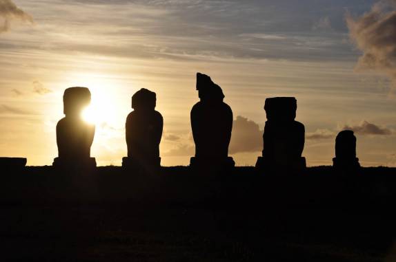 Fim de tarde em Tahai, ao lado de Hanga Roa, a única cidade de Rapa Nui (ou Ilha de Páscoa), no Oceano Pacífico